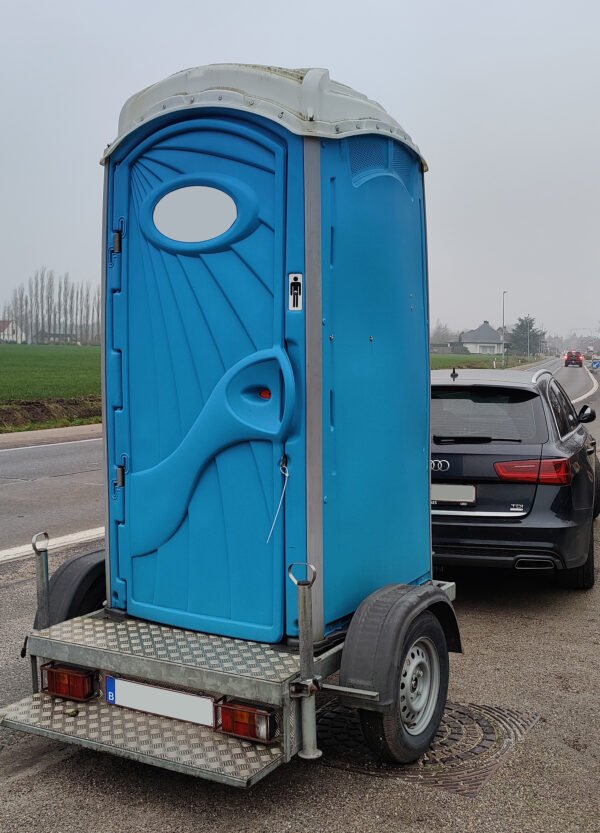 chemisch toilet op aanhangwagen