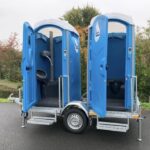 Dubbel chemisch toilet op aanhangwagen